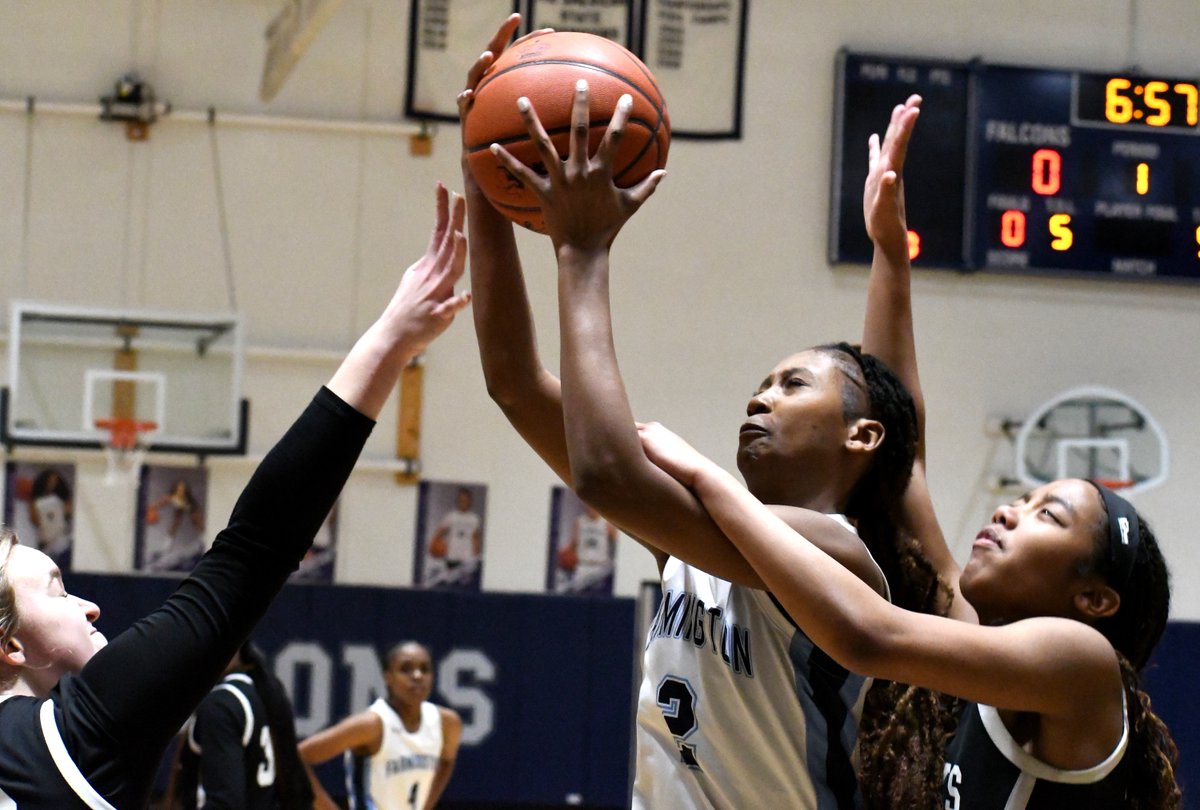 MIPrepZone's tweet photo. GIRLS BASKETBALL: @bhhs_girlsbball dominates glass, beats @FarmingtonGBB 73-43 to clinch first league title since 2017 >> https://t.co/CFXGeg8icu 

@hills_hawks @BHHScage @bhschools @BHBlackHawks https://t.co/YuMzHOcokM