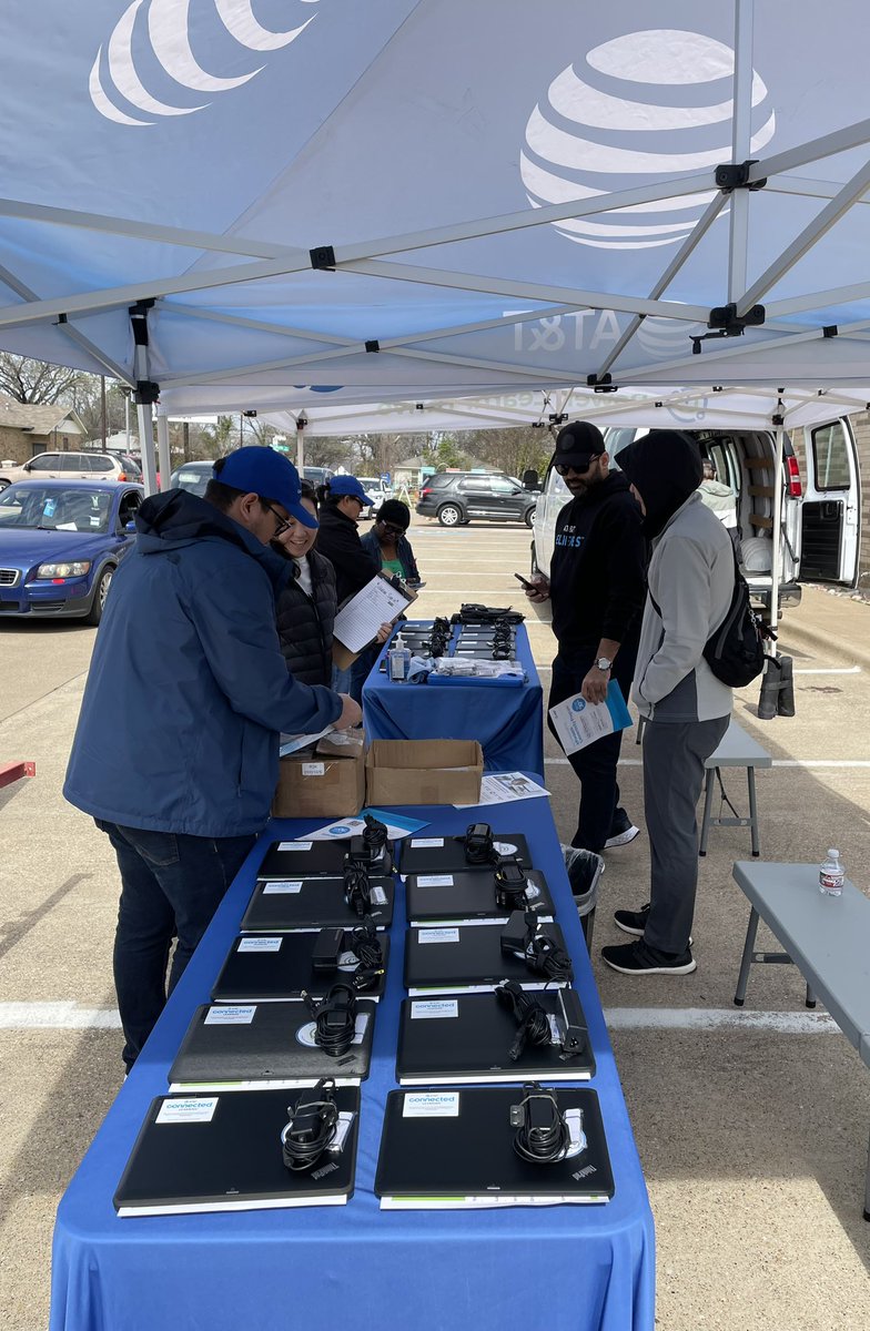 Great event today hosted by Believe Dallas in partnership with @HACEMOSDallas ! We handed out over 200 laptops to families in East Dallas in an effort to close the digital divide in our communities! #JuntosHACEMOSmas #ATTImpact #lifeatatt #digitaldivide #CSR