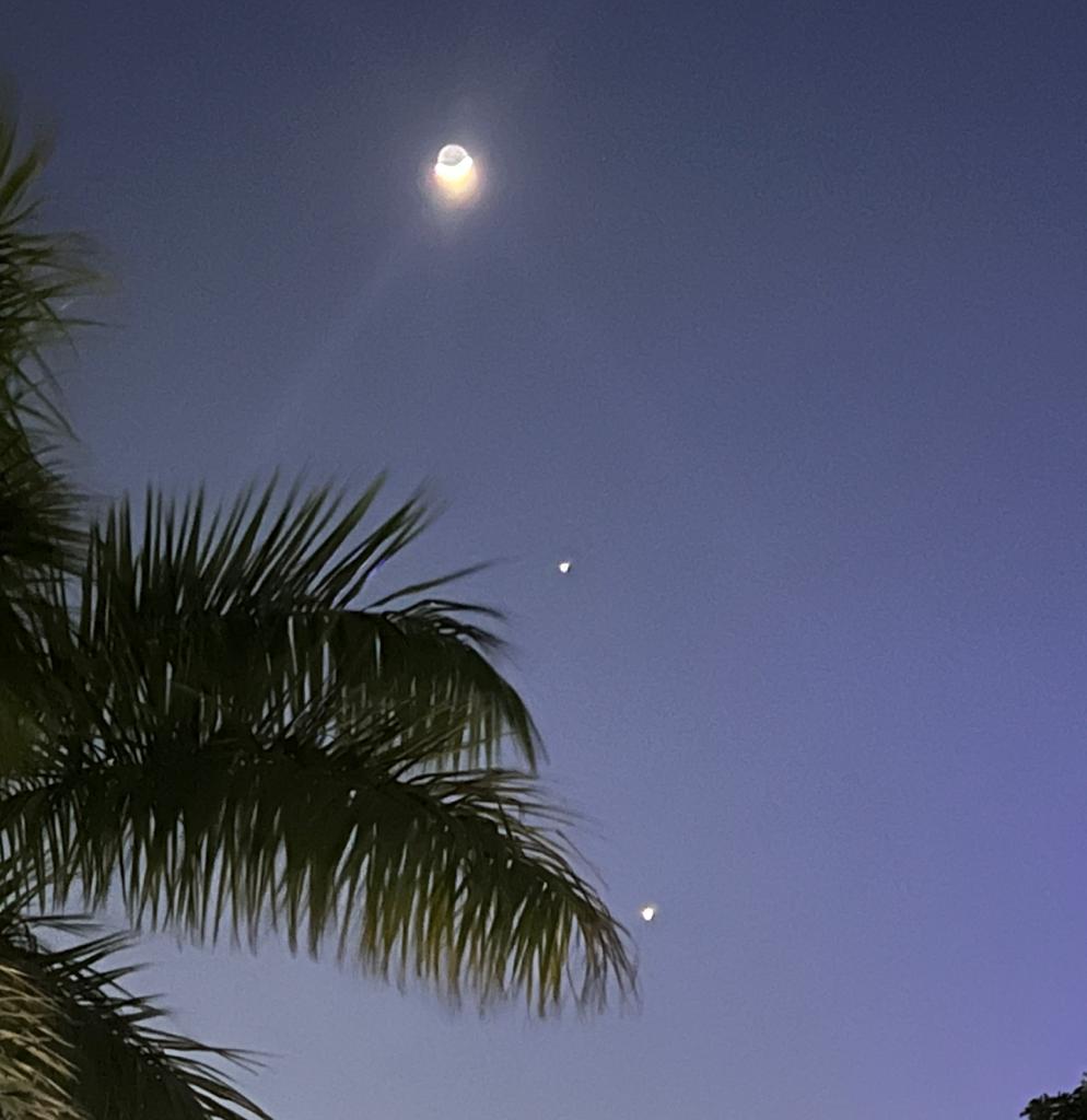 MonikaY77419802's tweet image. Rarest Observation.. Yesterday..Moon, Jupiter and Venus... In simple line..@utoopartofnatur #moon #jupiter #venos #astronomy