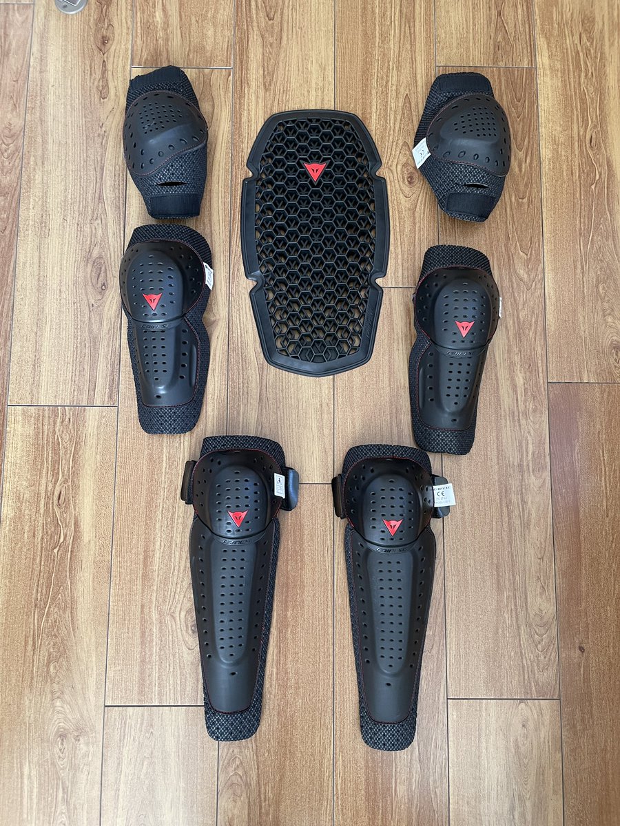 vrsca8's tweet photo. ダイネーゼ d-explorer2、メッシュに切り替え可能な部分多いし、プロテクター充実で安心だけど、重いんだよな…
ジャケットに胸部プロテクターも追加すると、3.3kg…
みなさんツーリングジャケットの重量どれくらいですか?
#ツーリング
#touring
#1250gsa
#r1250gsadventure
#Dainese
#Dexplorer2 https://t.co/zOMKxoOgcW