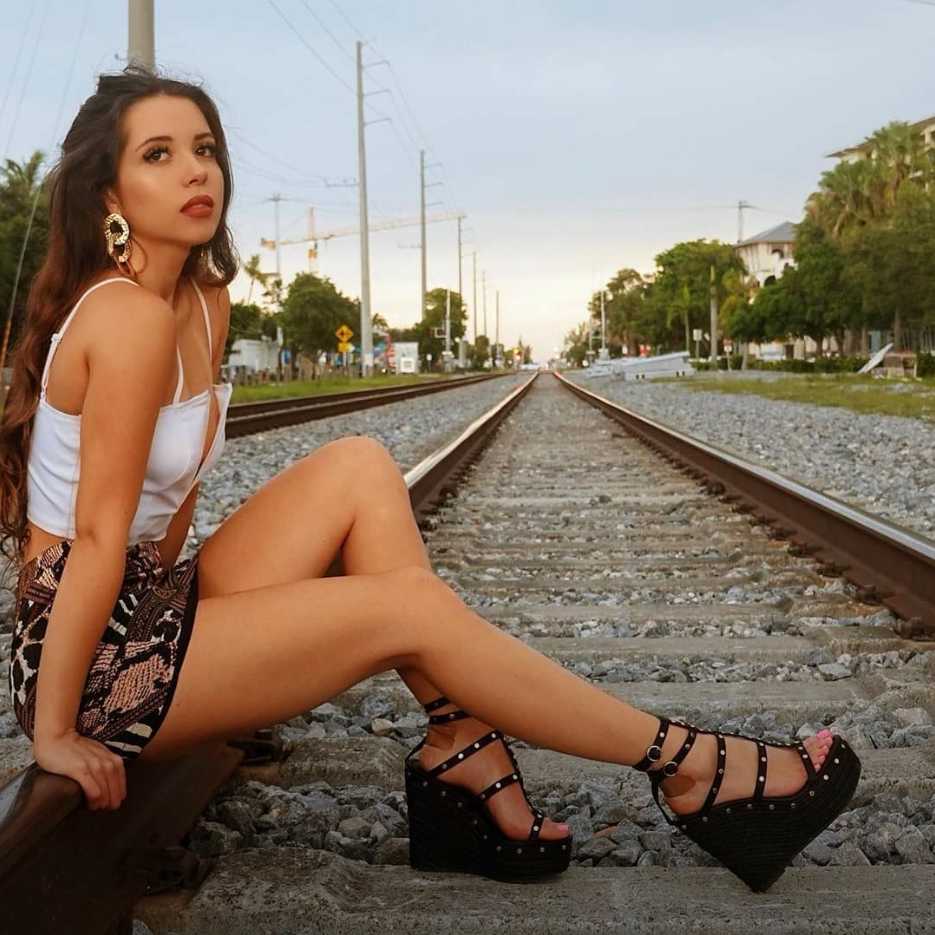 RailroadBabes's tweet photo. Wedge shoes girl on the railroad tracks ... #wedgeshoes #railroad https://t.co/QlKqlmS2oe