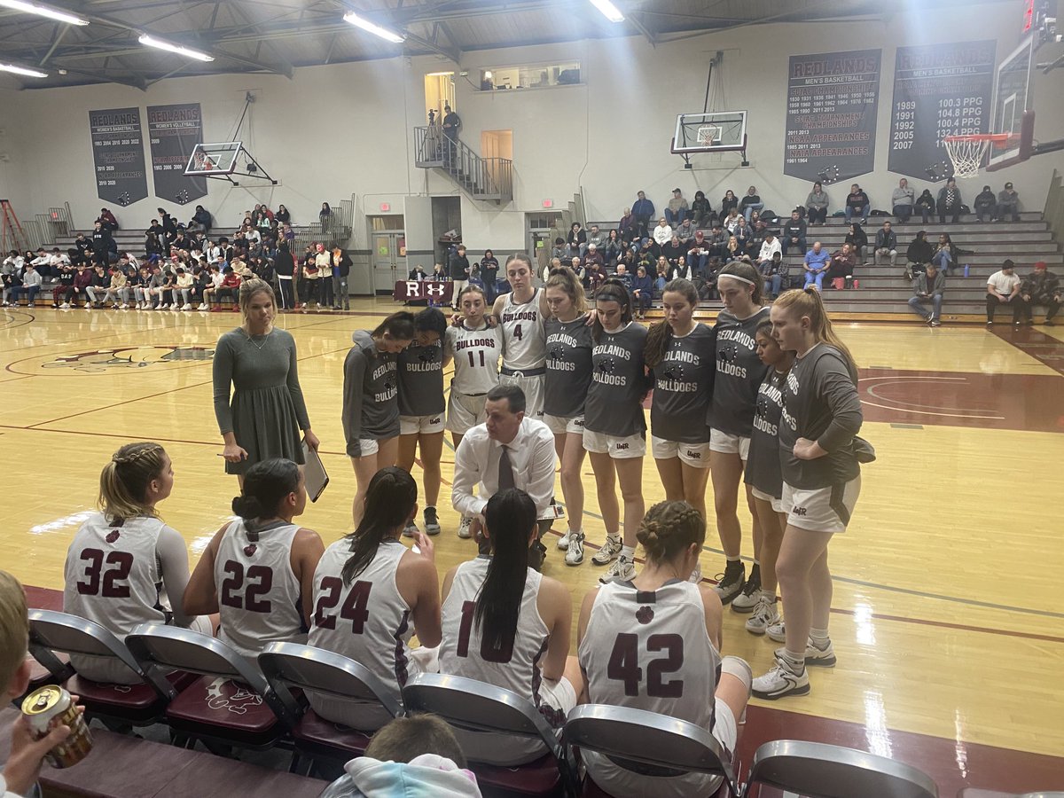 ericbridgeland's tweet photo. Our ladies BATTLING!! Led by the best coach in the SCIAC #RichMurphy https://t.co/R9ELWxPO9V