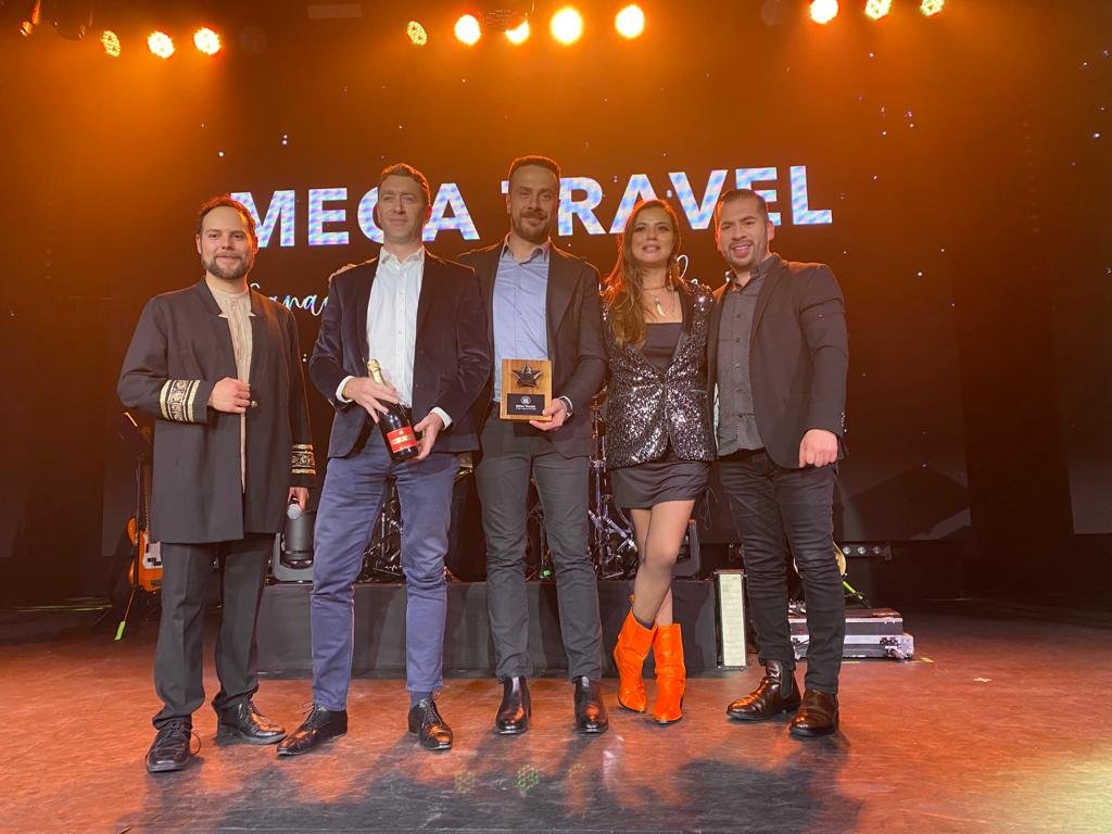 FoodandTravelMX's tweet photo. ¡Es momento de viajar con ese operador que hace posible los viajes que sueñas! Felicidades a @MegaTravel_MX que, fundada en México en 1999, esta noche se alza con la victoria en los Food and Travel #ReaderAwards 2022 al ser reconocida como la Mejor Agencia de Viaje. https://t.co/XCfo7qkq7A