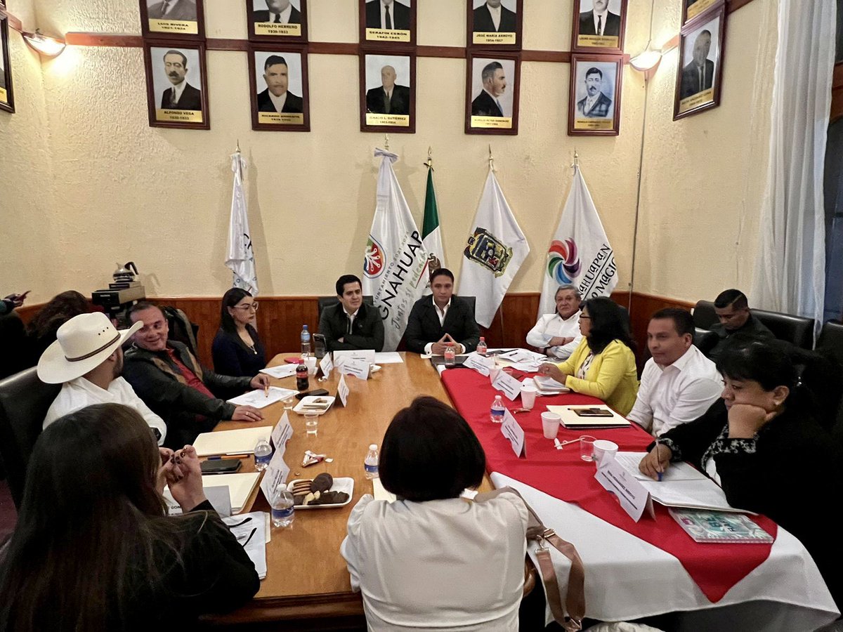 LorenzoRiveraN's tweet photo. Esta noche llevamos a cabo la 16 sesión ordinaria de Cabildo, donde en equipo, trabajamos por un mejor municipio para las familias chignahuapenses, #JuntosSíPodemos https://t.co/HMLLNb40mu