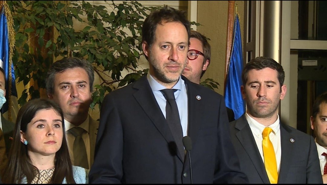 Catanto's tweet photo. URGENTE!! Republicanos preparan acusación constitucional por exceso de aplausos y ovación hacia el presidente Boric.
#VinadelMar2023
#FestivalDeVina https://t.co/EcvGurgQq2