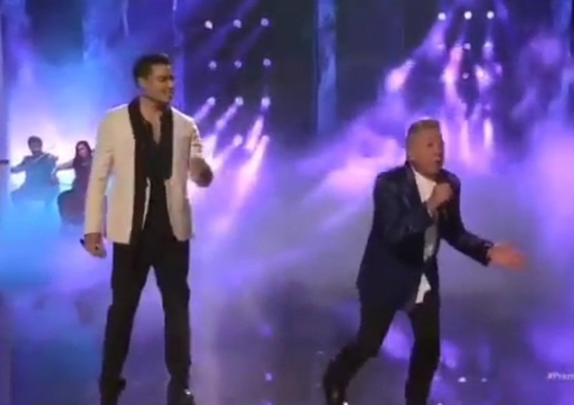 Maby_13's tweet photo. "No me quiero ilusionar, ni volver a tropezar, como acostumbro"...🎤🎵🎶
Cuando se juntan 2 #tiposbellos y #talentosos sale este temón
#YoNoFumo
@montanertwiter
@_CarlosRivera https://t.co/gGB1TTGOJj