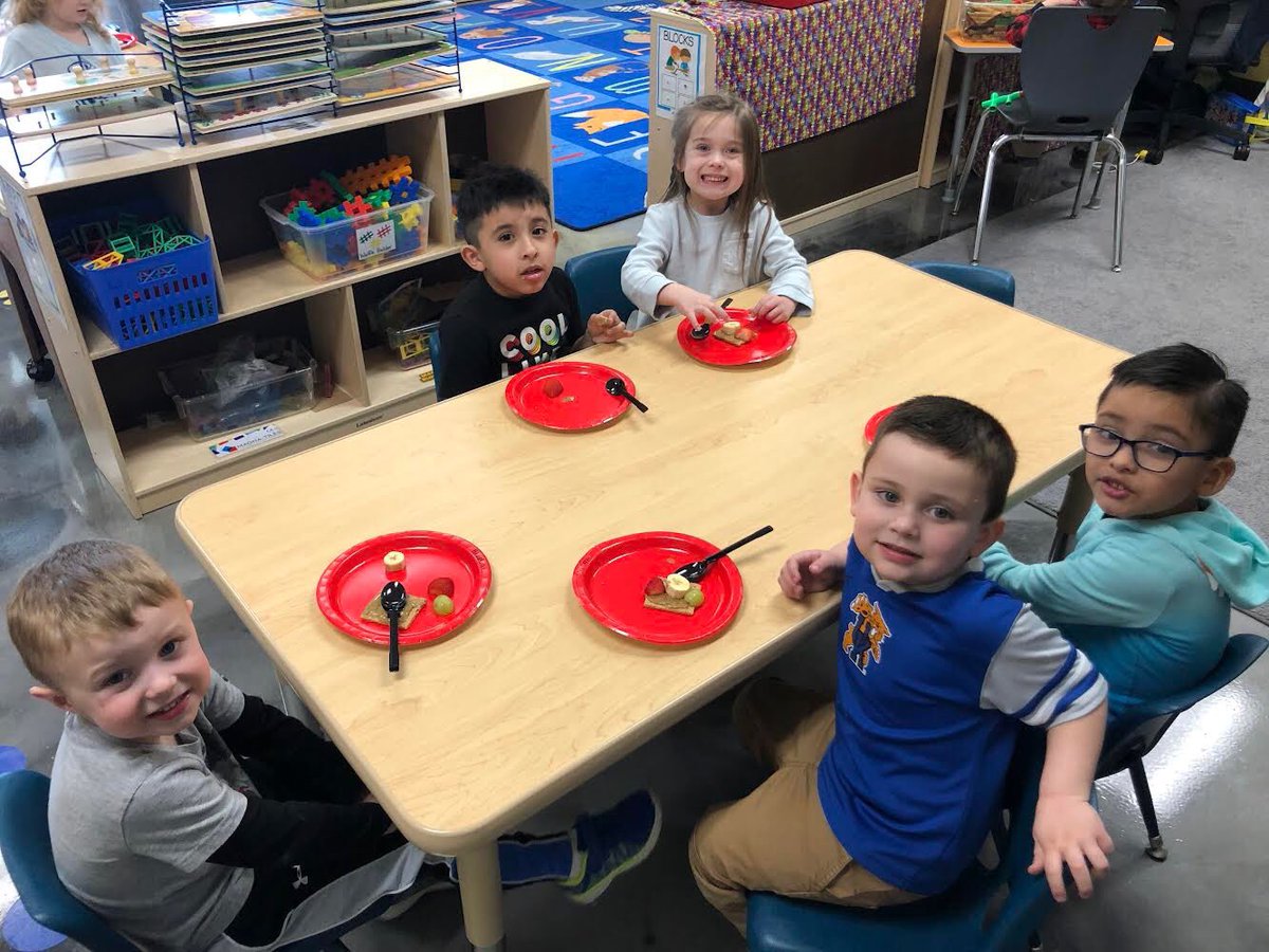 HandleyCTEClass's tweet image. We enjoyed our “stoplight” snack today!!