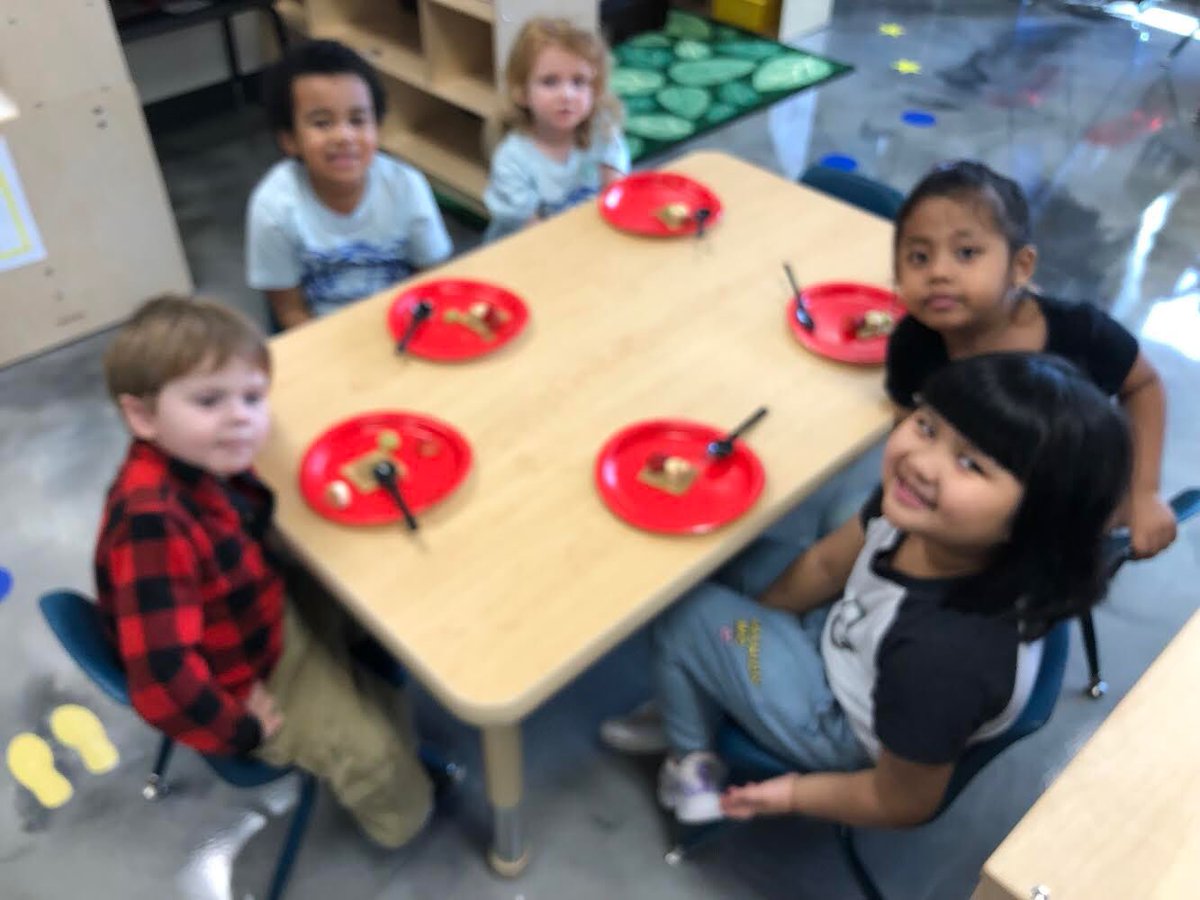HandleyCTEClass's tweet image. We enjoyed our “stoplight” snack today!!