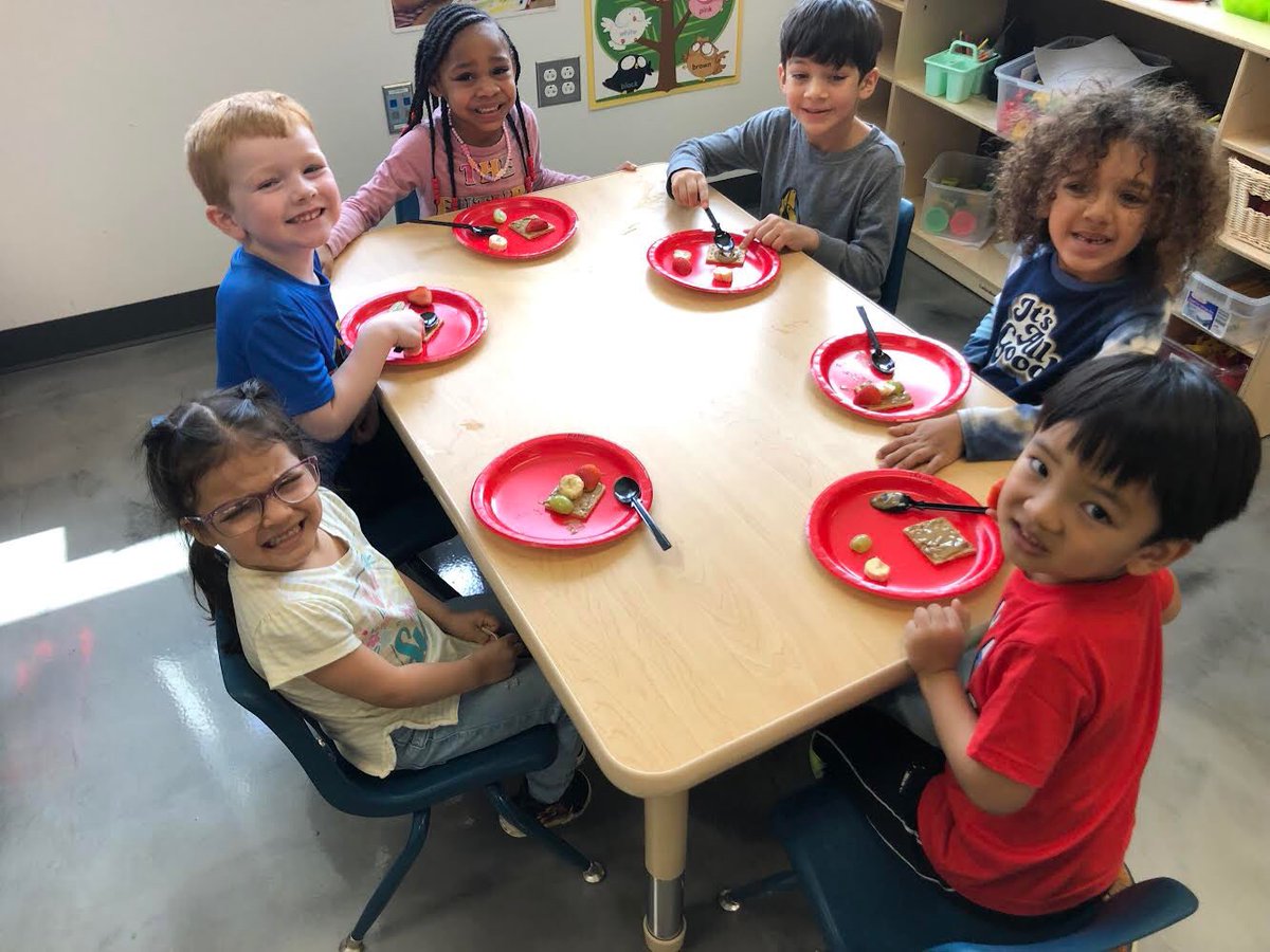 HandleyCTEClass's tweet image. We enjoyed our “stoplight” snack today!!