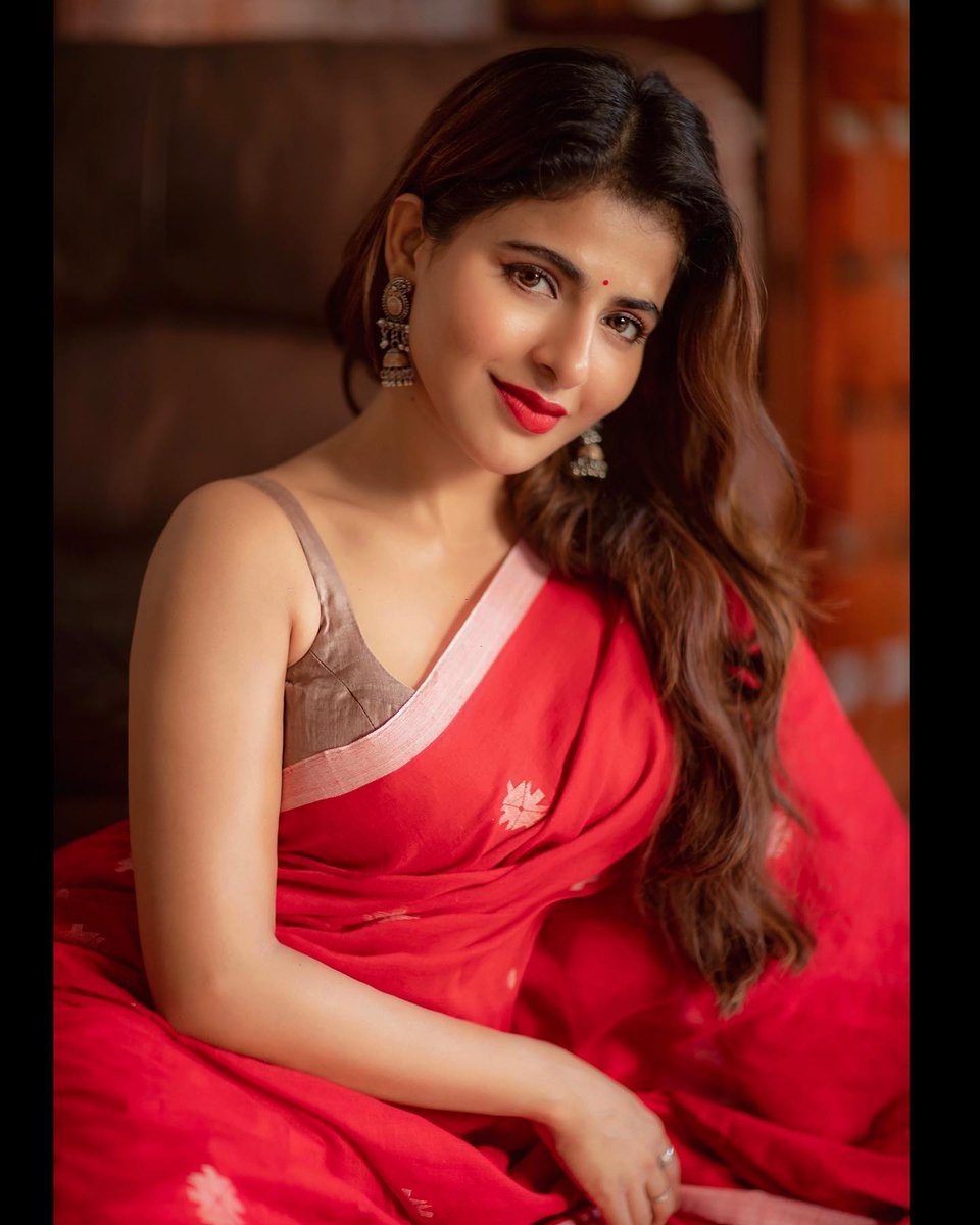 TeluguTrack's tweet photo. @Ishmenon 😍😘 beautiful looks ♥️
#IswaryaMenon https://t.co/EPJpocydx8