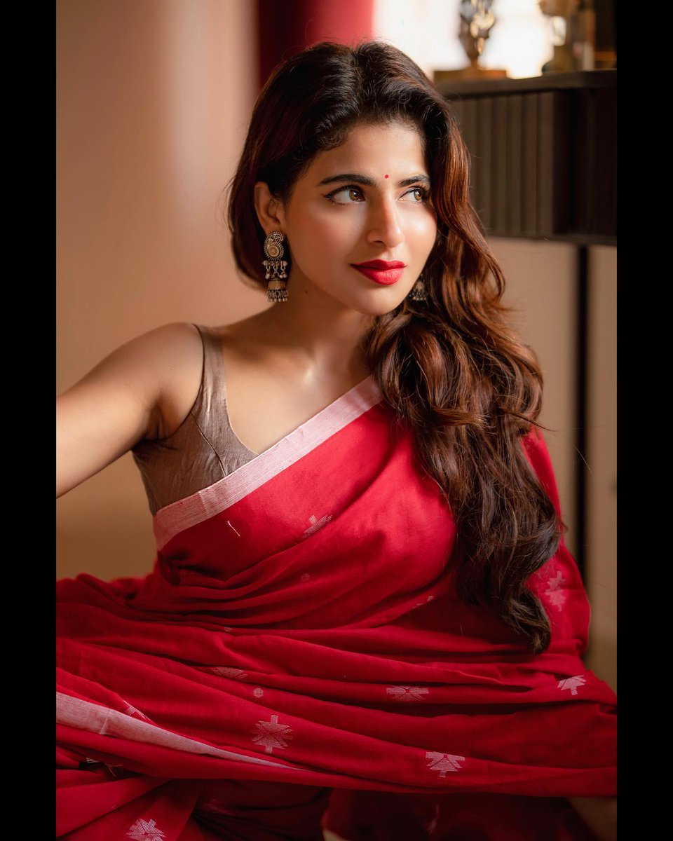 TeluguTrack's tweet photo. @Ishmenon 😍😘 beautiful looks ♥️
#IswaryaMenon https://t.co/EPJpocydx8