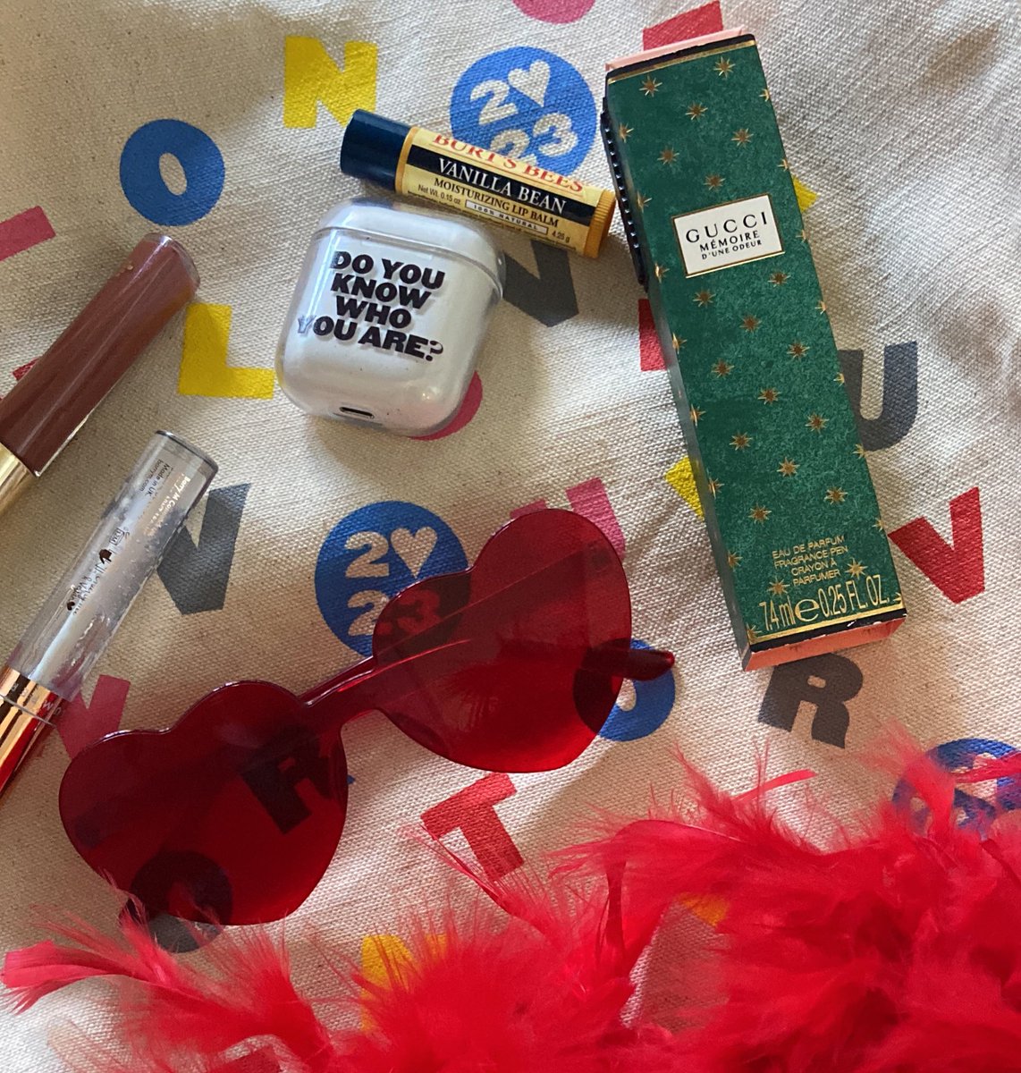 hs1onvinyI's tweet photo. what’s in my bag love on tour edition https://t.co/cDaA8eDATB