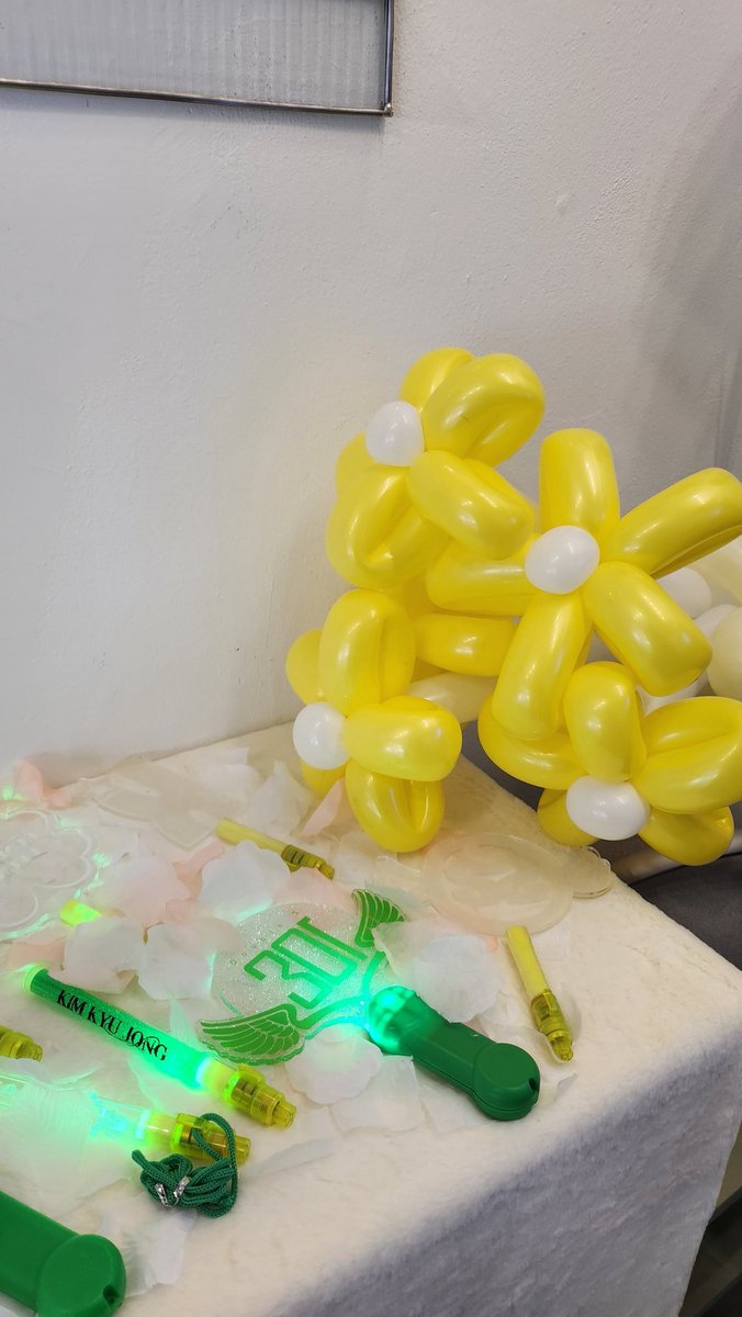 규카페 1일차 오픈했습니다💛
와서 많이 구경하고 가세요😆

생일 풍선 하단 유리병 안에 쪽지를 넣어주시면 규종님께 전달드릴 예정입니다!

#김규종 #kimkyujong #HAPPYKYUDAY #해피규데이
#HAPPY_KYUDAY
#우리_함께한_6471일
#우리_함께할_더많은날들