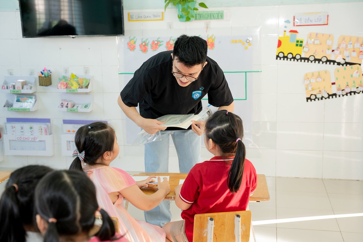 Gate's tweet photo. 😍 @GateCharity Team visited QUYNH HUONG PRESCHOOL in Vietnam on Feb 16, 2023

😇 In collaboration with @Gate_Nft , we have created a charitable #NFT collection to support disadvantaged children by minting their hand-made drawings.

👉 Buy #NFTs: https://t.co/wVrIb91nXp https://t.co/MjJzY1xwt8