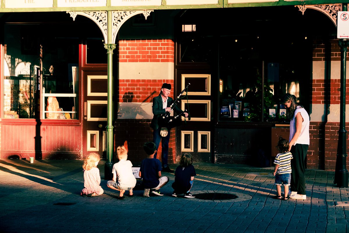 JMCPhotography4's tweet photo. ‘The piper’ 
#streetphotography #streetphotographer #Australia #Victoria #Melbourne #photooftheday #PhotoMode #photo #photography #Travel #traveling #travelblogger #Leica #abstractexpressionism #fineart #fineartphotography #sun #reflections #Days #streetphoto #life #city #life https://t.co/UBmE5gydxS