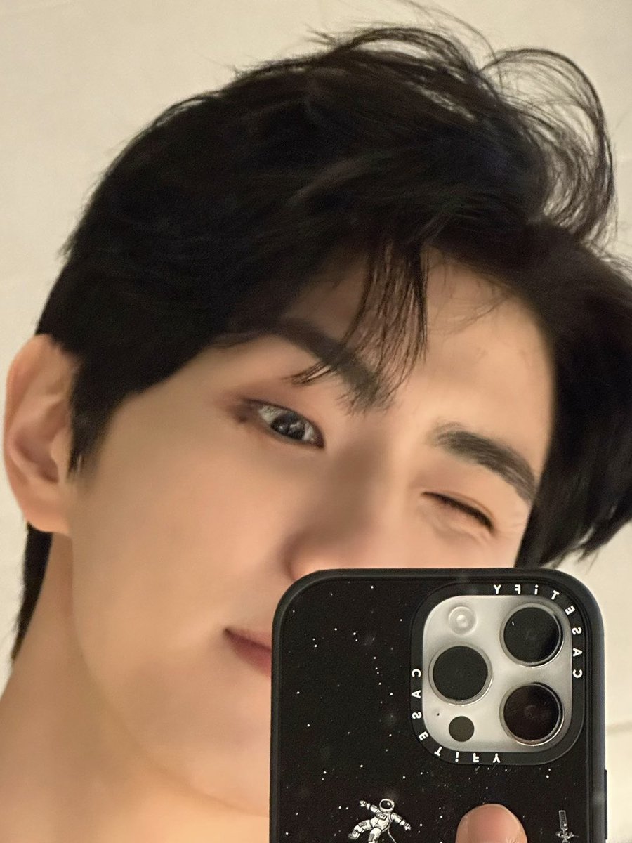 Thank God we encounter another Friday, finally. Celebrating it with another mirror selfie. The dark circle under my eyes are quite noticeable, or it wasn't until I mentioned it?