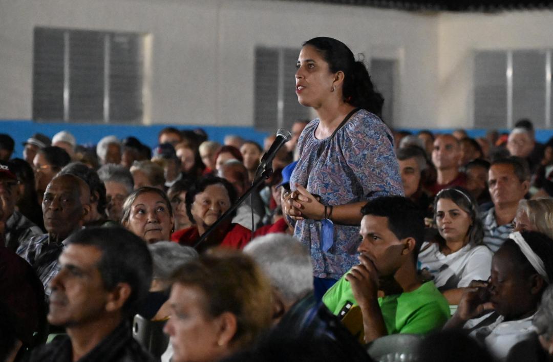 DiazCanelB's tweet photo. Terminamos ahora un día muy intenso en mi querida ciudad de Santa Clara. Hay mucha sabiduría en nuestra gente y estos encuentros nos motivan a seguir enfrentando todos los problemas. Altísimo reto tendrá la nueva Asamblea al representar a un pueblo tan digno. https://t.co/pOsYV07b0w