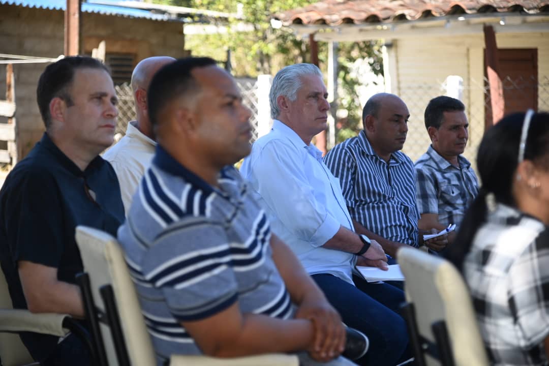 Terminamos ahora un día muy intenso en mi querida ciudad de Santa Clara. Hay mucha sabiduría en nuestra gente y estos encuentros nos motivan a seguir enfrentando todos los problemas. Altísimo reto tendrá la nueva Asamblea al representar a un pueblo tan digno.