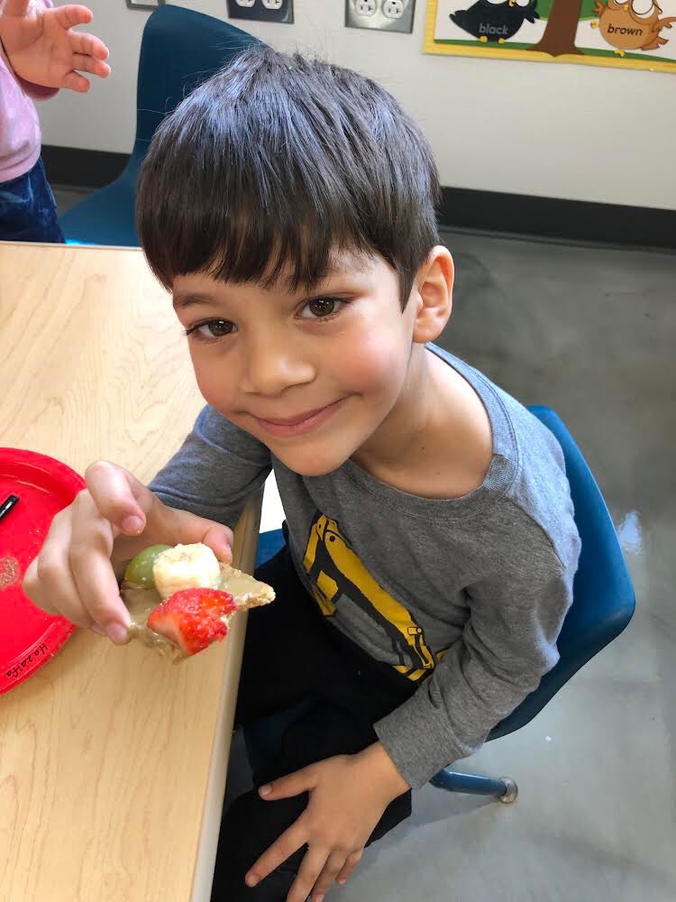 HandleyCTEClass's tweet image. We enjoyed making and eating a “stoplight snack.”