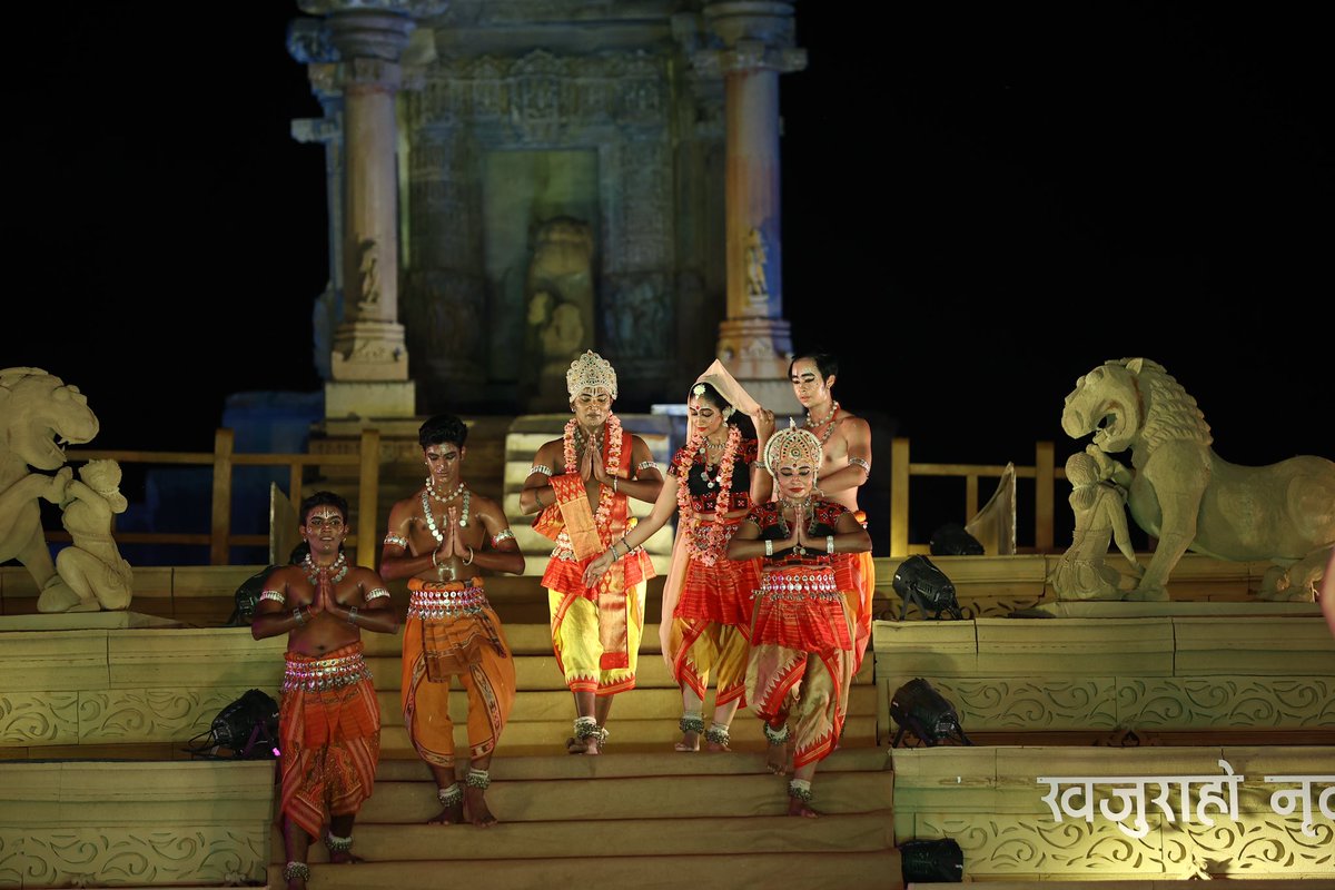 After a guided tour of the Western Group of Temples at Khajuraho, the @g20org delegates witnessed the #KhajurahoDanceFestival by the Sutra Foundation troupe of Malaysian artist Ramli Ibrahim. 

#G20Culture #G20India

(1/2)