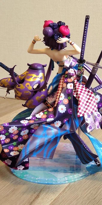 グッスマさんの北斎ちゃんのフィギュア届いたどこから見ても絵になるけれど、斜め45度の流し目の決まりっぷりが半端ないお嬢さんだ #FGO 