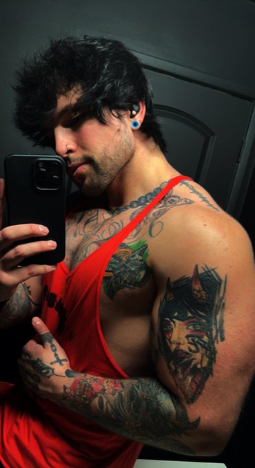 Muscle+fluff = best pillow https://t.co/OcvLxn8HWx