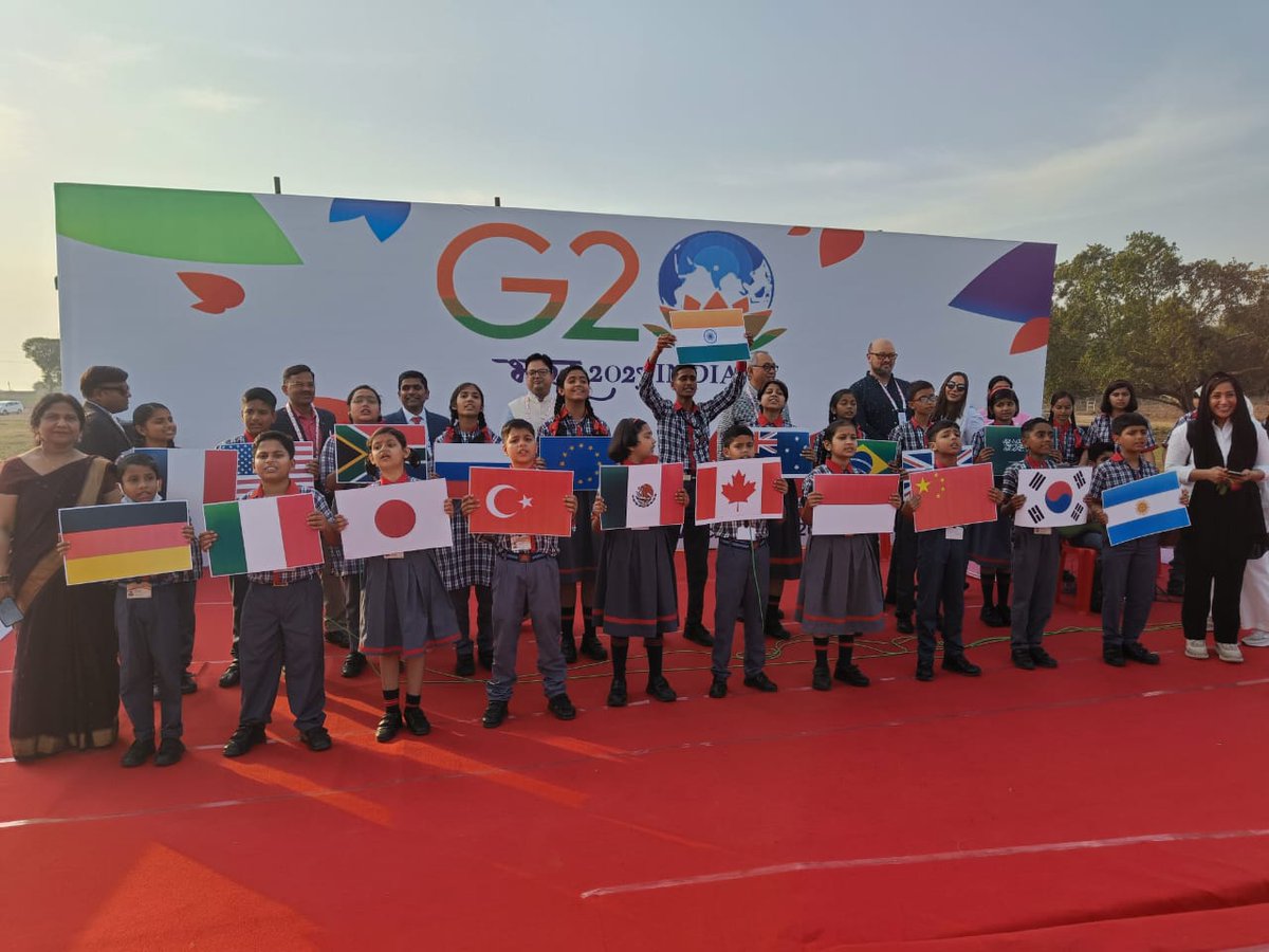 KVS_HQ's tweet photo. Students of #KendriyaVidyalaya Chhatarpur extended a warm welcome to the delegates of #G20India in twenty G-20 languages at the magnificent #Khajuraho Temples with a motto of #VasudhaivKutumbkam.

@g20org #KVS #KV https://t.co/LOYTCuwLe5