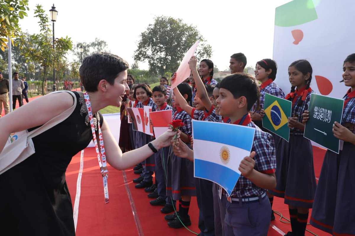 KVS_HQ's tweet photo. Students of #KendriyaVidyalaya Chhatarpur extended a warm welcome to the delegates of #G20India in twenty G-20 languages at the magnificent #Khajuraho Temples with a motto of #VasudhaivKutumbkam.

@g20org #KVS #KV https://t.co/LOYTCuwLe5