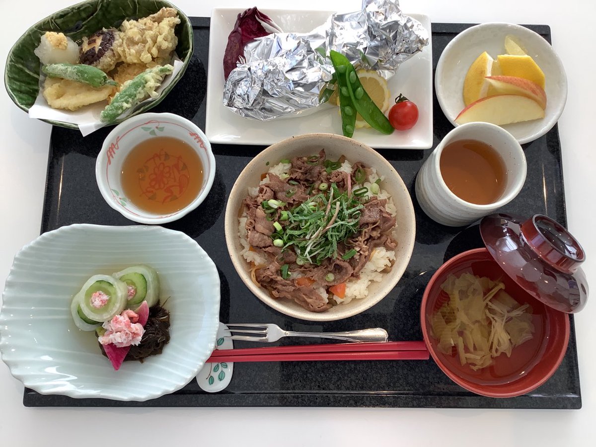 misaoladies's tweet photo. こんにちは。

岐阜市、曇りです☁️

ここ数日のランチです。毎日、厨房から調理中のとても良い匂いがして、お腹が空いてしまいます🤣

#企業公式が毎朝地元の天気を言い合う #岐阜 #病院 #産婦人科 #産婦人科ご飯の写真撮ってた人見せて #料理好きさんと繋がりたい  #ママ #赤ちゃん #baby #hospital https://t.co/d3NwChT9aL
