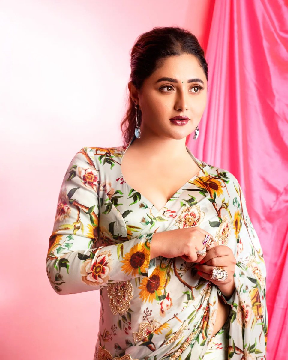 Gaurav_kumar_m's tweet photo. "Oh ; hey there..." 💝
.
#rashamidesai #rashamians #dadasahebphalkeaward #indian #bollywood #love #dream #immagical✨🧞‍♀️🦄 #whatelseispossible https://t.co/6VSOBJRnMI