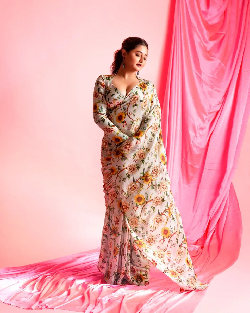Gaurav_kumar_m's tweet photo. "Oh ; hey there..." 💝
.
#rashamidesai #rashamians #dadasahebphalkeaward #indian #bollywood #love #dream #immagical✨🧞‍♀️🦄 #whatelseispossible https://t.co/6VSOBJRnMI