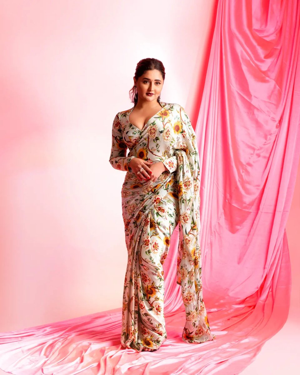 Gaurav_kumar_m's tweet photo. "Oh ; hey there..." 💝
.
#rashamidesai #rashamians #dadasahebphalkeaward #indian #bollywood #love #dream #immagical✨🧞‍♀️🦄 #whatelseispossible https://t.co/6VSOBJRnMI