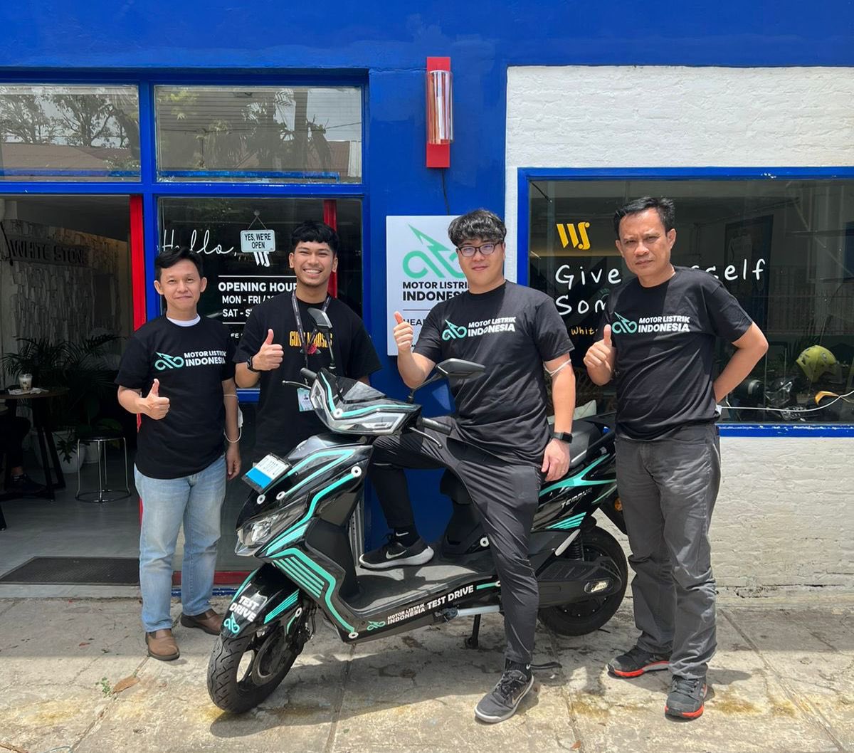 adidityaanwar's tweet photo. Jumat berkah, Motor Listrik Indonesia x Santomo Green Power Management https://t.co/7eD2kKnQeb