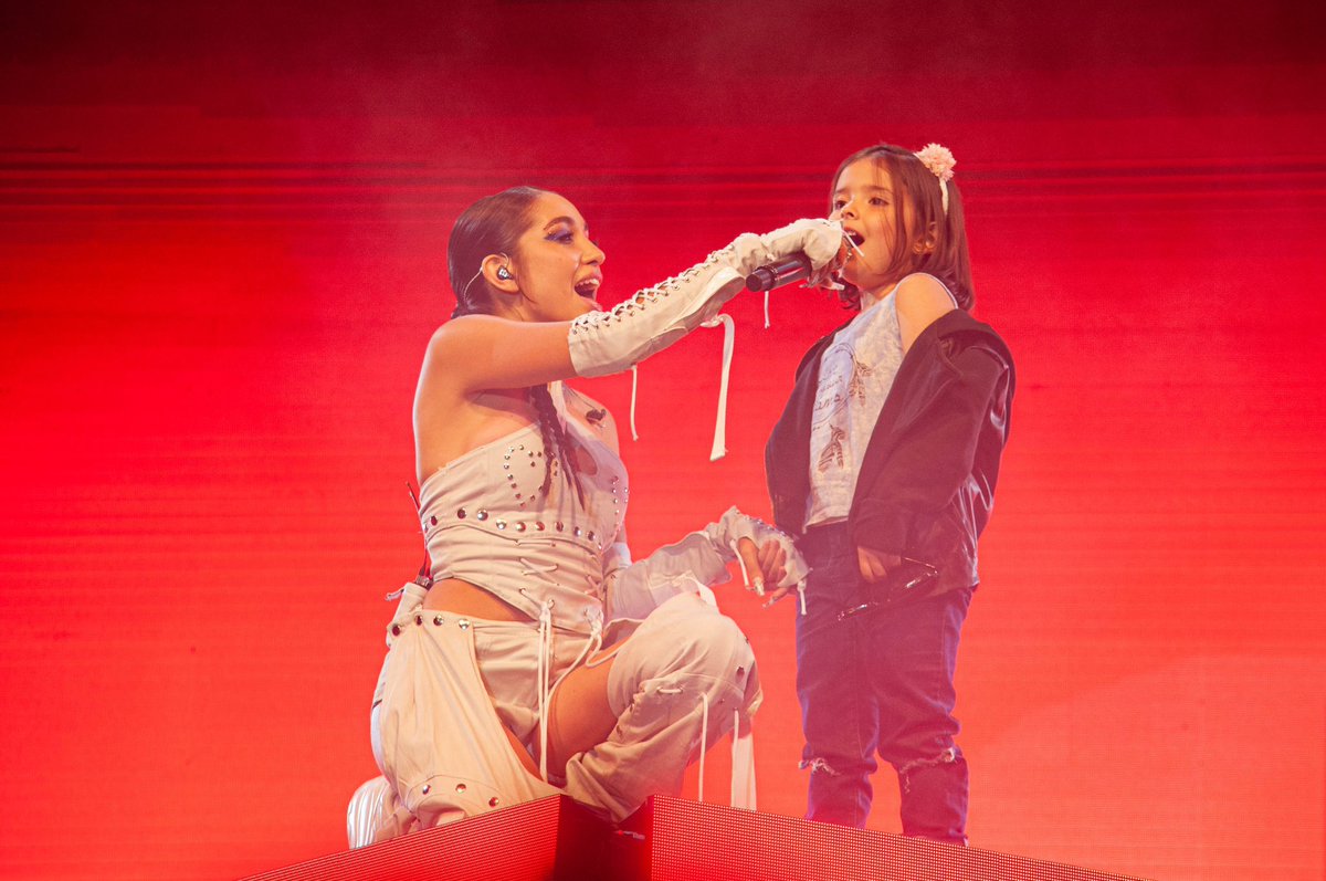 LydiaCocha1's tweet photo. Pero yo soy fan de #Emmita❤️🥰que cantó con @MariaBecerra22
•
•
📸 @MauroGogol_ https://t.co/Zy8nZO1hNi