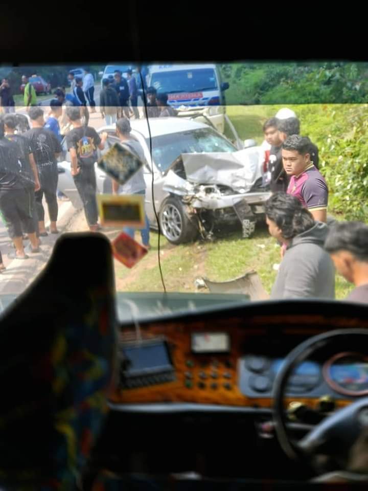 BolaSepakTRG's tweet photo. Perjalanan #tubek @UltrasTranung ke Johor DT mengalami sedikit kemalangan sebentar tadi. Mohon doa semua semoga perjalanan mereka dipermudahkan 🙏🤲

#bolasepakterengganu
#terengganufc
#ultrastranung https://t.co/vTL4K2oBef