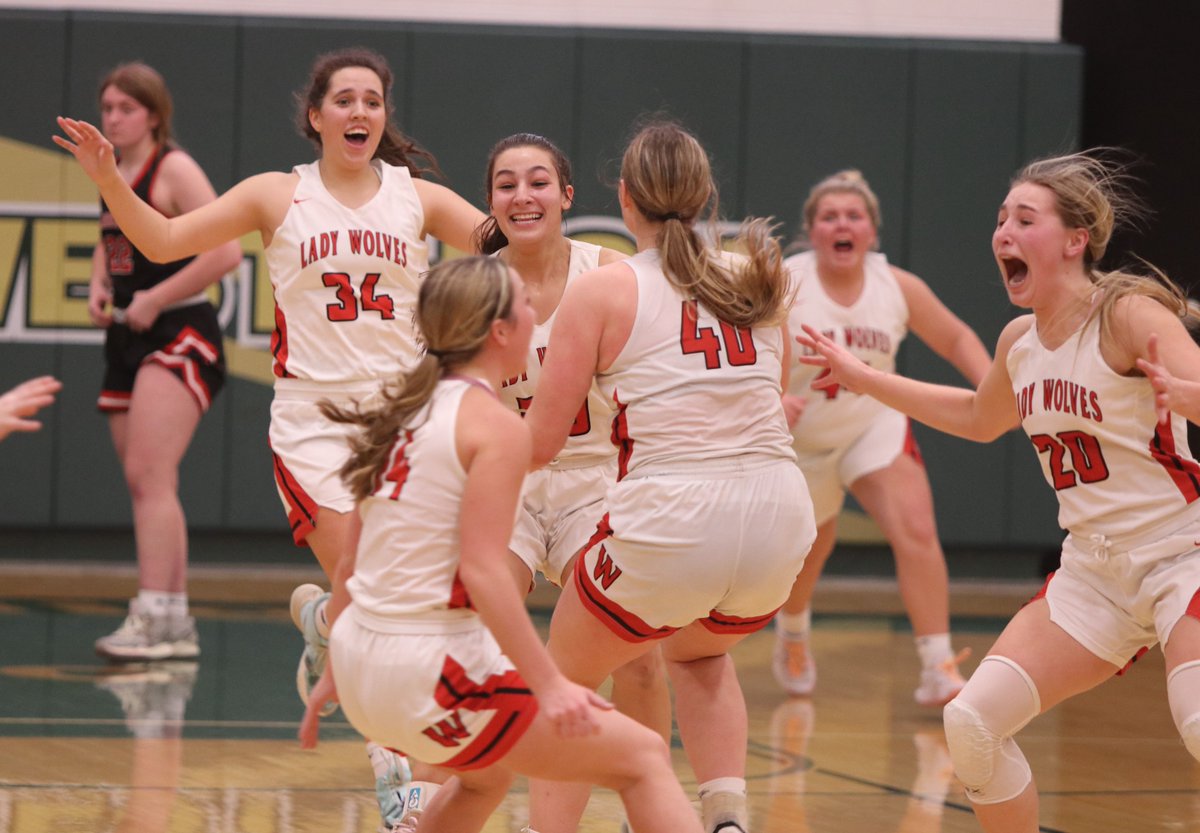 UnionSportsPage's tweet photo. The emotions of a regional final. Winfield-Mount Union girls battle back in the second half to earn their first trip to state since 1998. #iahsbkb https://t.co/PeSZwh865f