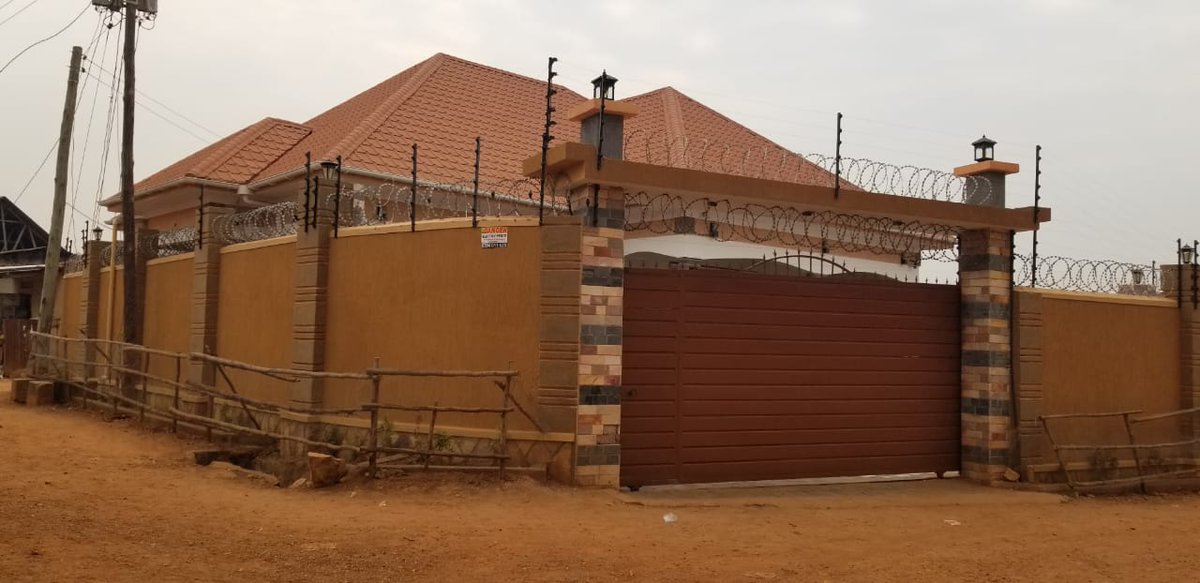 shukranproperty's tweet photo. @wekesa_amos House for sale in Luzira near the main Road with #3bedrooms and boy's quarter, Asking price #320m negotiable, kabaka Land..
Call 0706592177 https://t.co/9NflISzYsz
