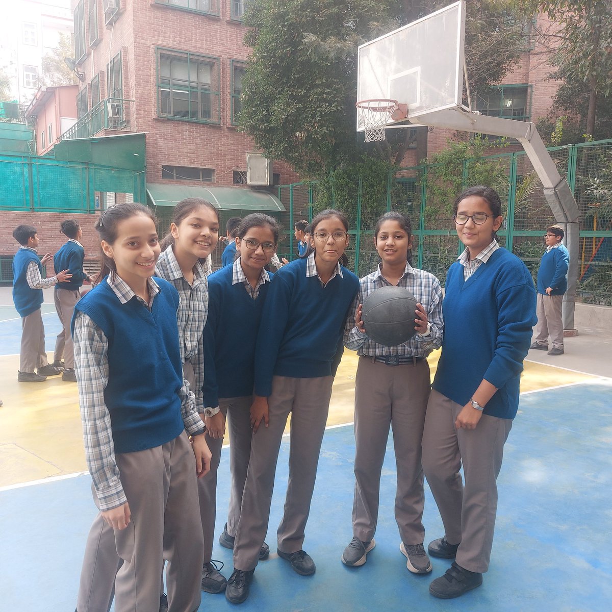PreetiChanana1's tweet photo. Tick tick of clock indicating #sessionend..#8thC seized this moment..English period in BB Court!!! #joyfullearning #happyclassroom @ashokkp @y_sanjay @pntduggal @sunita_rajiv @sunandask21 @SDG4QEducation @sdg4all @cbseindia29 https://t.co/9RVGM8oRN8