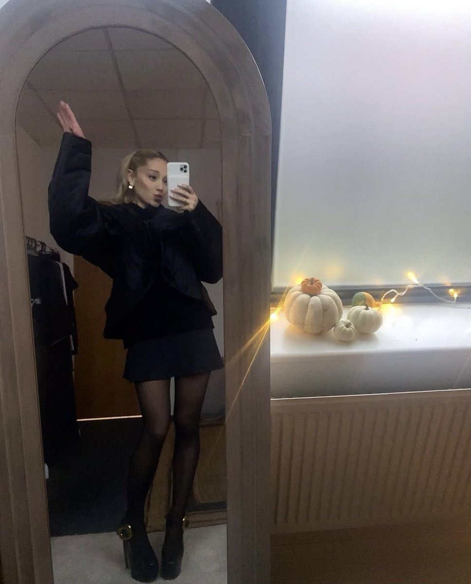 kyndallcollinss's tweet photo. I WOULD DIE FOR YOU ARIANA GRANDE https://t.co/gqUJs32zR1
