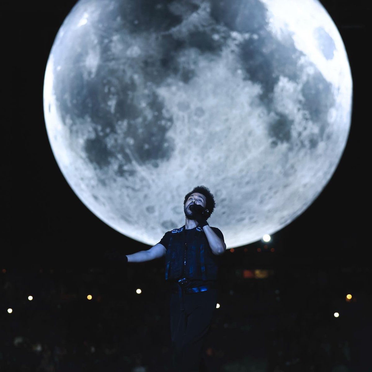 ArianatorFallen's tweet photo. The Weeknd and Ariana Grande harmonies together sound so magical https://t.co/lYLRHrubwz