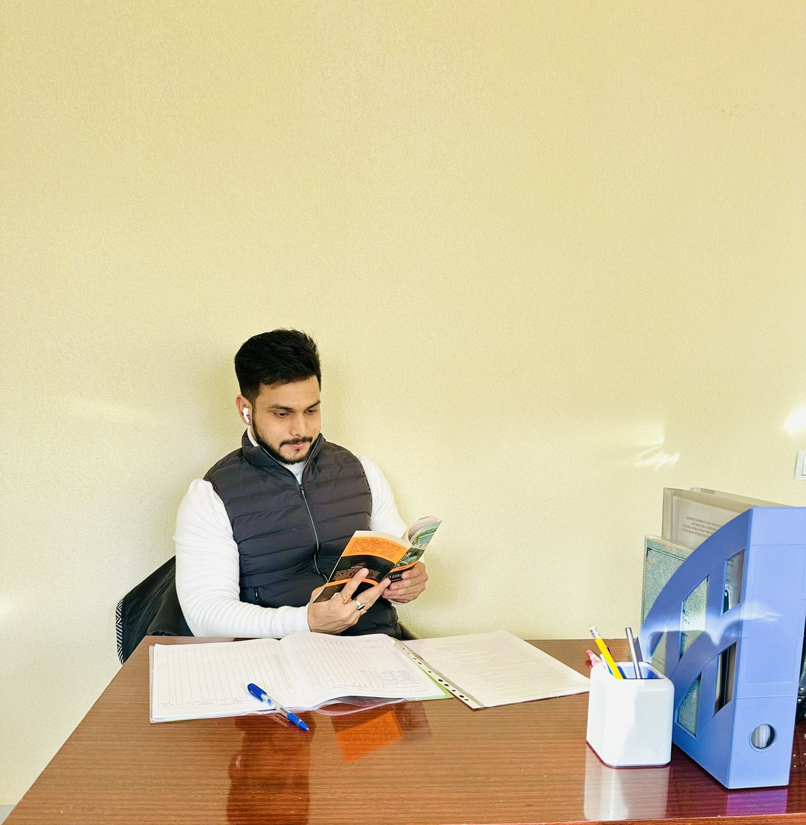 Dankitofficial's tweet photo. पेंसिल की असंख्य गलतियां माफ हैं मगर पेन पर जिम्मेदारियों का बोझ बहुत है 🎊👨⚕️🩺
#ankittiwari #ankittiwarieasyilaaz #drankittiwariofficial #easyilaaz #drankit #ankiteasyilaaz #ankitceoofeasyilaaz #founderofeasyilaaz #fridaymorning #Twitter https://t.co/IX5E4Zibpx