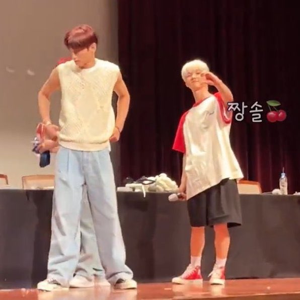 jukyuthinks's tweet photo. sunwoo calling jukyu the thumb and index finger because of their size difference 😭 https://t.co/ipI0x3aoVD