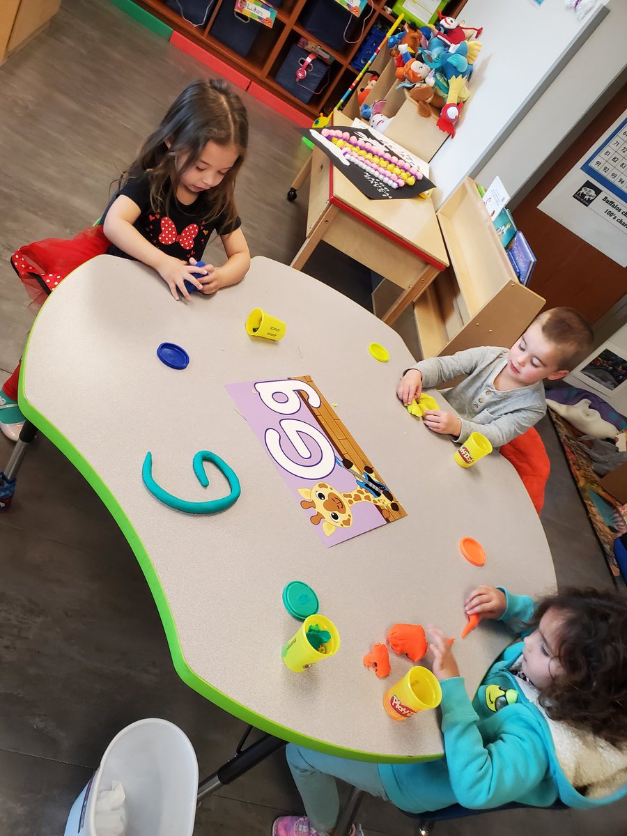 nrede_OKES's tweet photo. My amazing Pebble Hills High School ACE Intern did such a fantastic job with her lesson! My Pre-K3 Buffaloes were engaged &amp; had fun! #TeamSISD #BuffaloPride #CommittedtoRise https://t.co/NvNhIweg0b