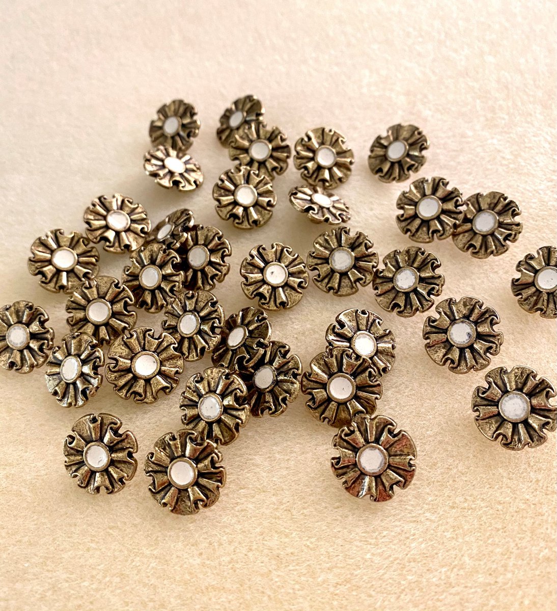 BySupply1's tweet photo. 10 amazing small vintage 19mm metal gold flower buttons with off white enamel Lot of 10 By BySupply https://t.co/saZZ2ksGBZ #Etsy #bysupply #GoldButtons https://t.co/6R1OGG50Py