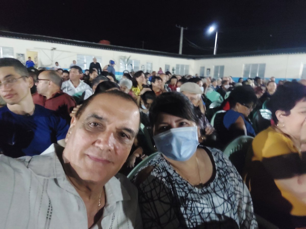 JorgeLSantana3's tweet photo. Fue un encuentro muy emotivo y lleno de enseñanzas, el que tuve la oportunidad de participar esta noche en la Secundaria Fé Del Valle con la Presencia de los Candidatos a Diputados de #SantaClara.
#YoSigoAMiPresidente @DiazCanelB
#ElVotoUnido por la Revolución. 
#MejorEsPosible https://t.co/DMy0rrTN16