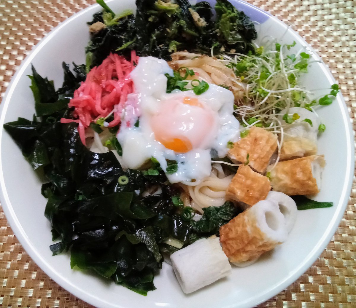 金曜日のお昼ご飯 『冷やしすだちおろしうどん』です。 ワカメと温玉をトッピング❗🈴💕 美味しくいただきました。ごちそうさまでした。💐🎉💪👍