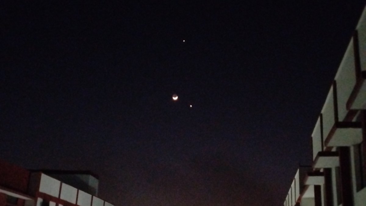 maihoonprinx's tweet photo. Are you a stargazer? 

Because last night, Mother Nature decided to align the Moon, Jupiter, and Venus in a straight line just for you and me.

The Moon , Jupiter, Venus are right now ?
 #JupiterVenusMoon https://t.co/4T4kX5fgF6
