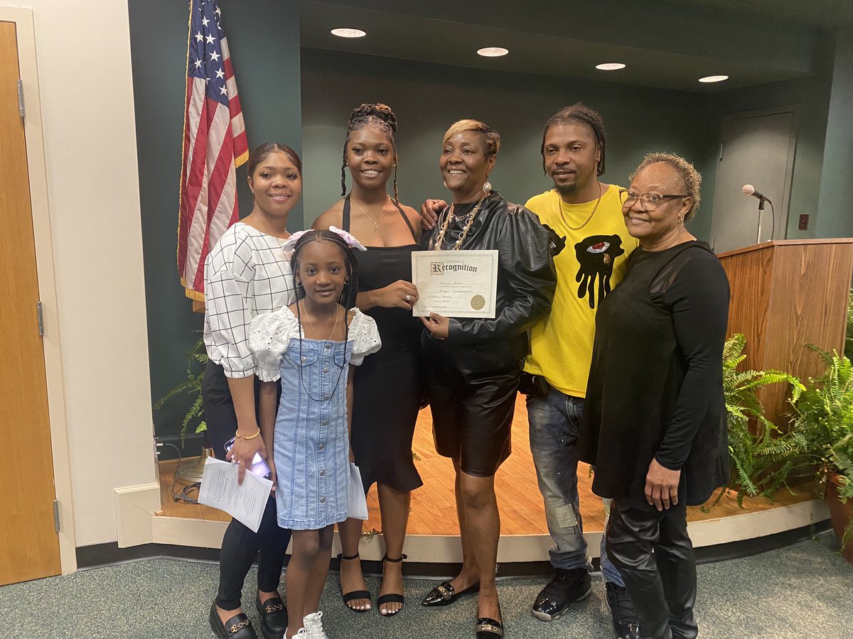 SaintsVirtualSC's tweet photo. Today, Saints Virtual Academy (SVA) hosted a sensational midyear commencement for  Ajeria Golson. This inaugural ceremony is monumental because it is the first time SVA has hosted a midyear commencement. We wish out high school graduate 🎓the best! @SelmaSchools https://t.co/pmwWyfJJY9