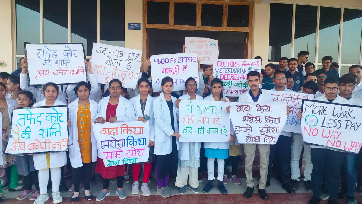 Devsin0101Singh's tweet photo. The veterinary internship duration is one year in whole country and most of Vet UC's like RAJUVAS, KVAFSU, LUVAS, BVC, KVASU, BHU, GADVASU, Chhattisgarh etc. Internees got their stipend 15k-20k/month 
but Why are internees of MP got only4500?
@ChouhanShivraj #increaseMPvetStipend https://t.co/u6vX5TxUzR