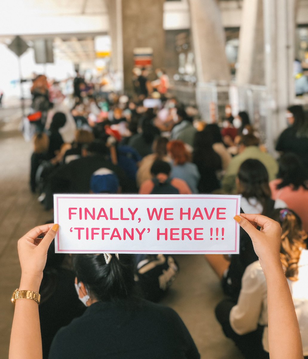 StayfanyTH's tweet photo. วันนี้มีป้ายโปรเจกต์ต้อนรับฟานี่
#TiffanyForeverWishing2023InBKK
ที่สนามบินสุวรรณภูมิมาแจกด้วยค่ะ
ใครอยู่ด้านหน้าๆ ฝากชูด้วยนะคะ 🥰

แอบตื่นเต้นแล้วค่า!
อีกเดี๋ยวฟานี่ #TiffanyYoung จะมาถึงไทยแล้วน้า

ขออนุญาตซ้อมแท็กค่ะ
#ประเทศไทยมีฟานี่แล้ว

OK, Let us practice screaming skill. https://t.co/owQsP2kJDr